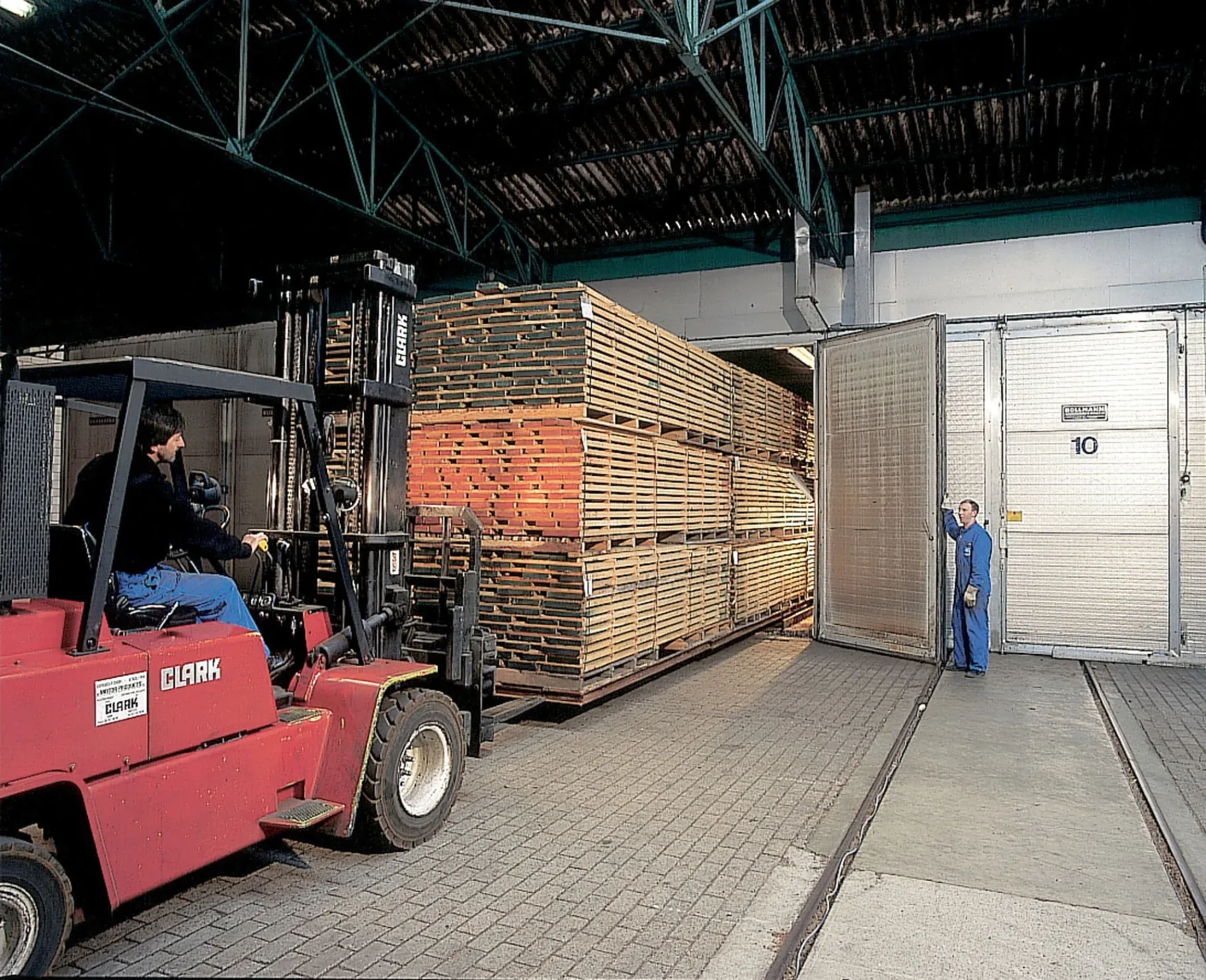 Laubholzbretter werden in eine Trockenkammer von CIB Wood geladen