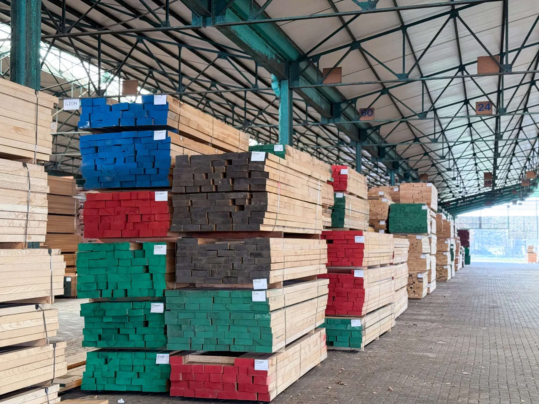 Außenlager von nachhaltig zertifiziertem Laubholz bei CIB Wood in Westmalle