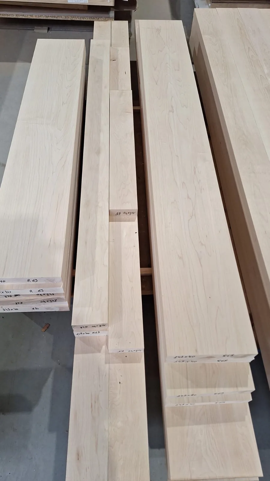 Wood grain of European sycamore maple (Acer pseudoplatanus) — pale European deciduous wood at CIB Wood — sample photo 2
